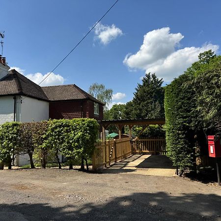 3 Bed Spa Cottage Southwater エクステリア 写真