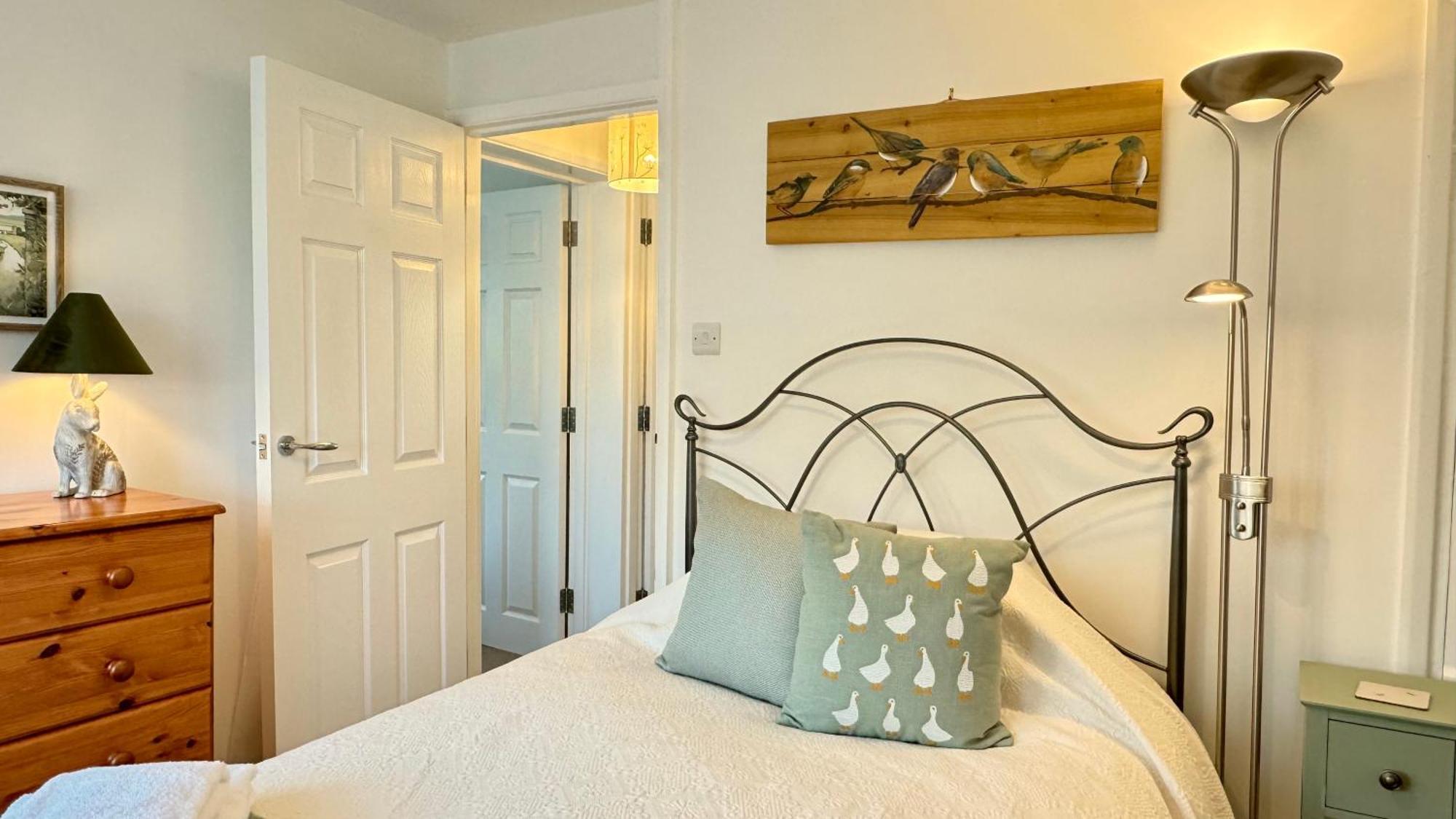 3 Bed Spa Cottage Southwater エクステリア 写真