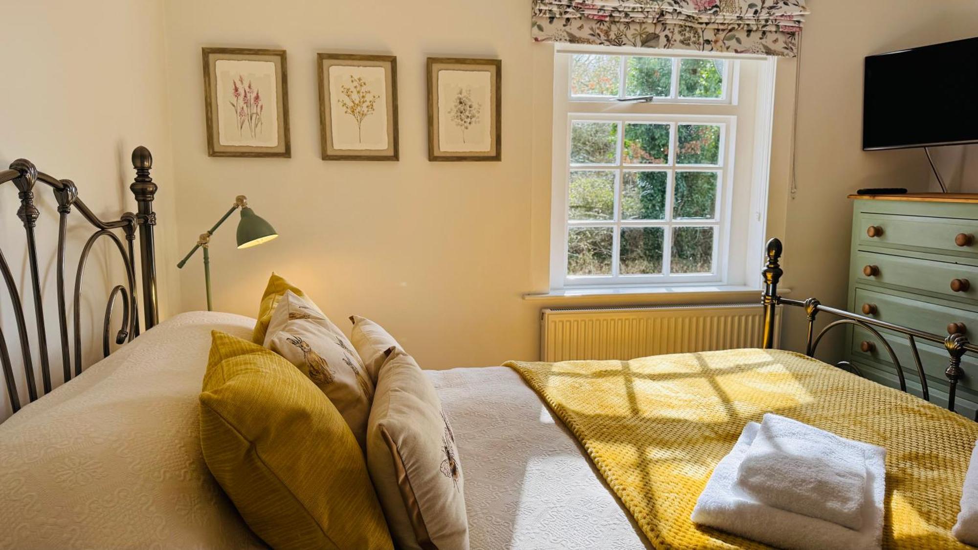 3 Bed Spa Cottage Southwater エクステリア 写真