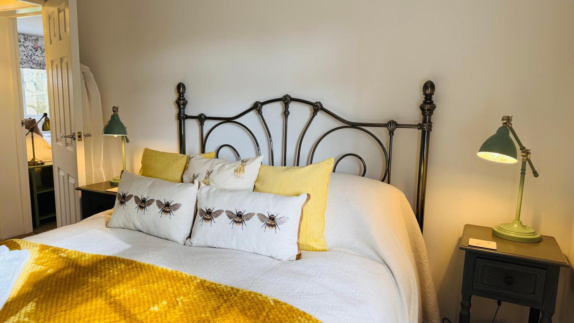 3 Bed Spa Cottage Southwater エクステリア 写真