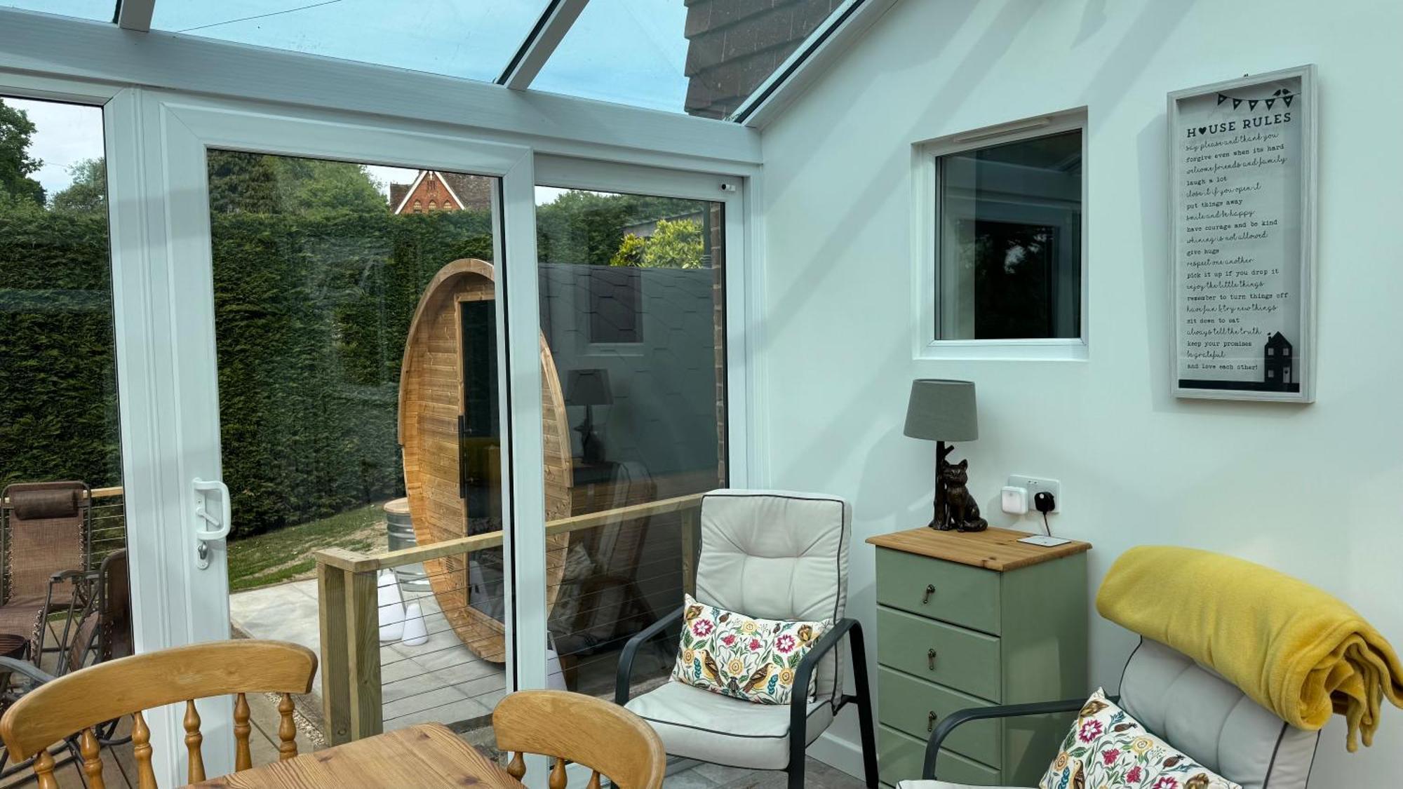 3 Bed Spa Cottage Southwater エクステリア 写真