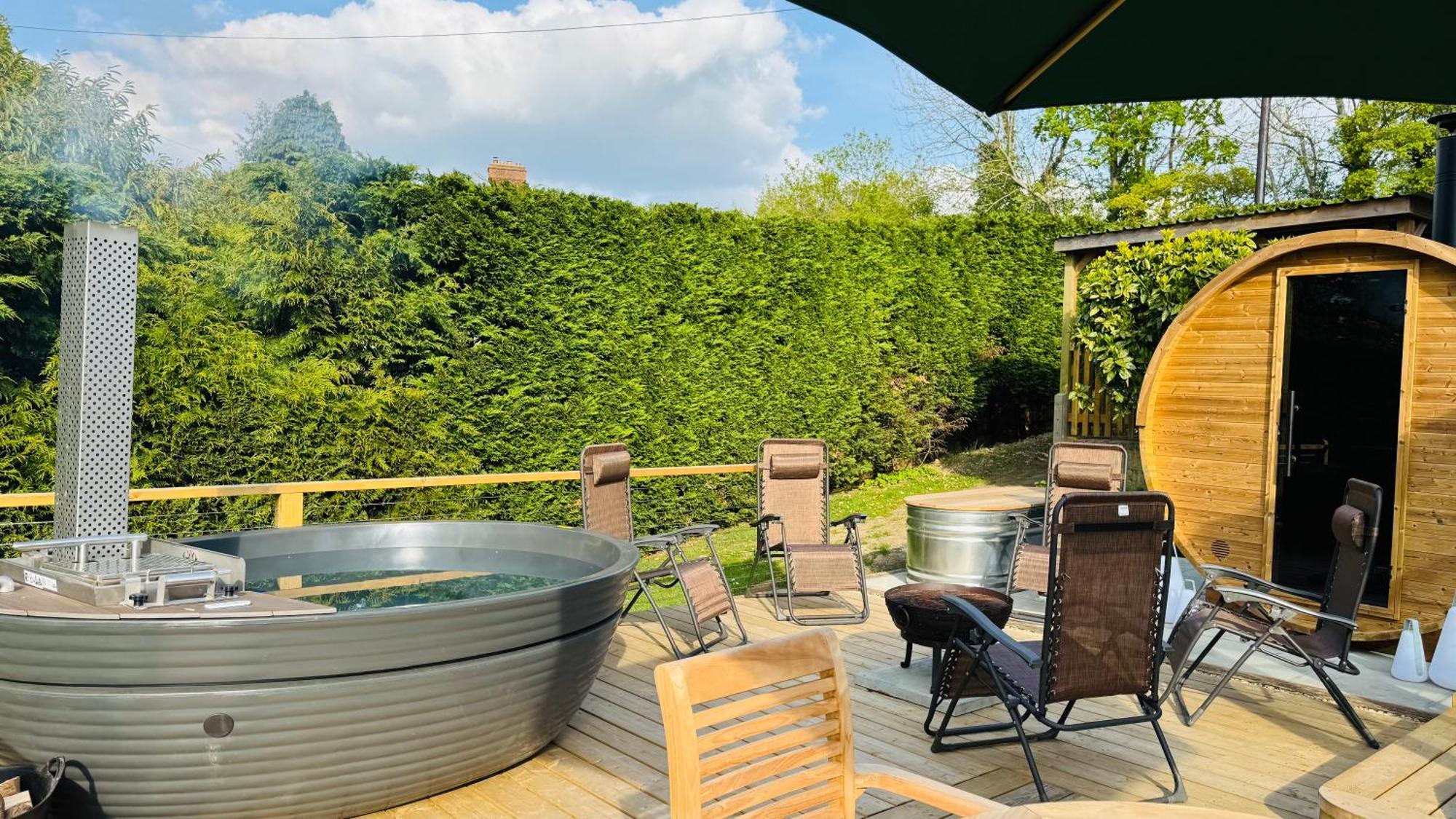 3 Bed Spa Cottage Southwater エクステリア 写真
